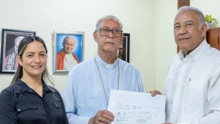 Gobierno entrega RD$ 27 millones a diócesis de Mao para casa de acogida a sacerdotes