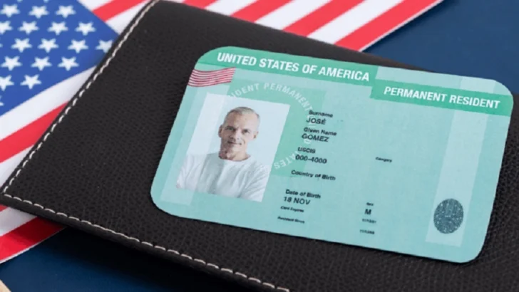 Trump revive plan de negar residencia permanente a quienes usaron programas públicos