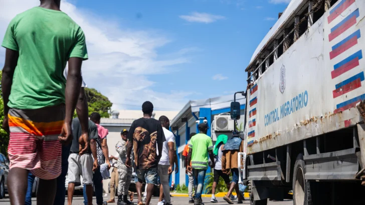 Las autoridades migratorias detuvieron a 913 haitianos indocumentados y deportaron a 901