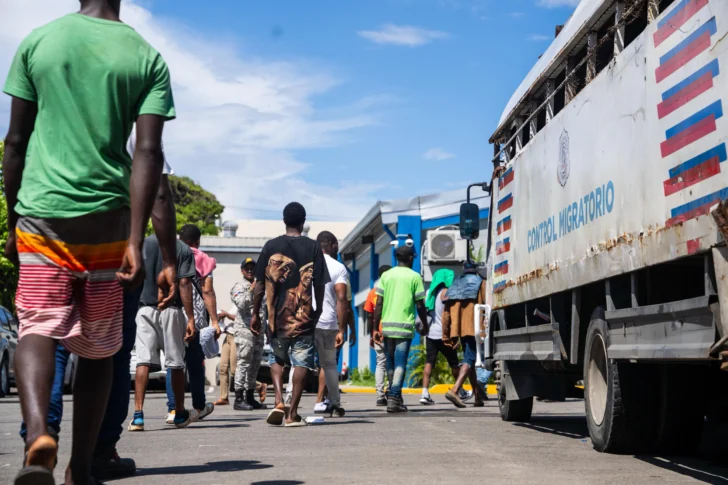 Las autoridades migratorias detuvieron a 913 haitianos indocumentados y deportaron a 901