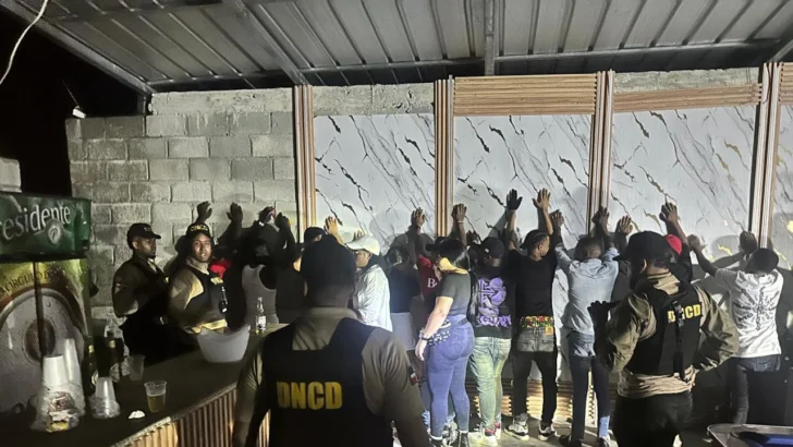 Arrestan nueve personas y confiscan drogas durante allanamientos en San Cristóbal Arrestan nueve personas y confiscan drogas durante allanamientos en San Cristóbal