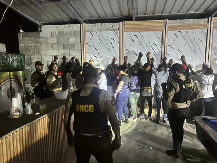 Arrestan nueve personas y confiscan drogas durante allanamientos en San Cristóbal 