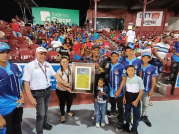 Niños de La Vega reconocen la labor social de los Gigantes del Cibao Niños de La Vega reconocen la labor social de los Gigantes del Cibao