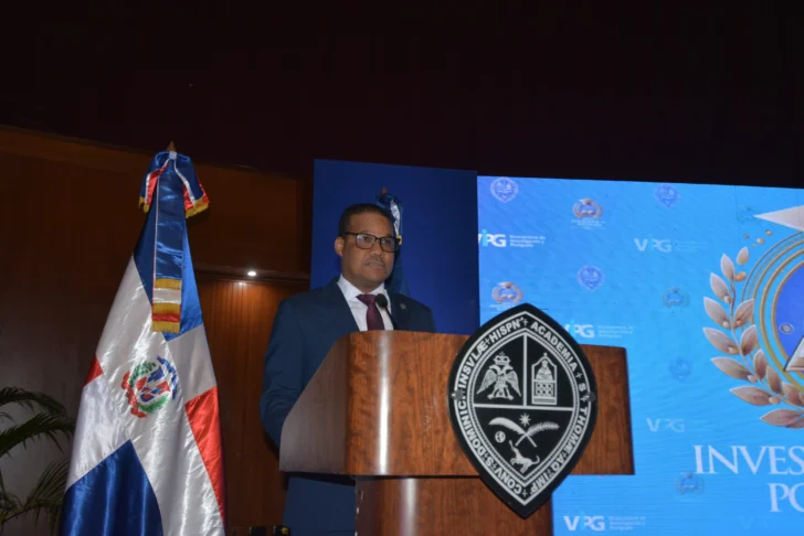  El vicerrector de Investigación y Postgrado de la UASD, maestro  Radhamés Silverio González, se dirige a los presentes durante el reconocimiento a investigadores, coordinadores de postgrado destacados en investigación, en el presente año,  2025.