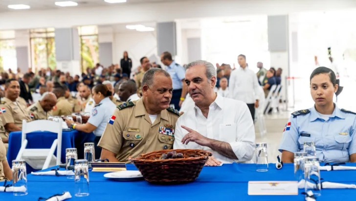 En almuerzo de Navidad, Abinader anuncia que militares viajarán gratis en el Metro y el teleférico de Santo Domingo