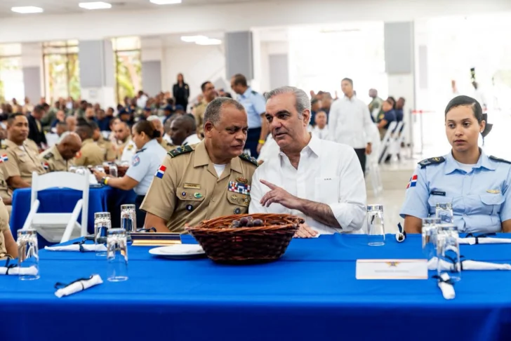 En almuerzo de Navidad, Abinader anuncia que militares viajarán gratis en el Metro y el teleférico de Santo Domingo