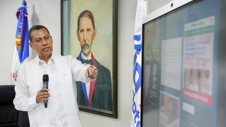 Guido Gómez Mazara muestra informe sobre el crecimiento de falsas noticias en las redes de internet