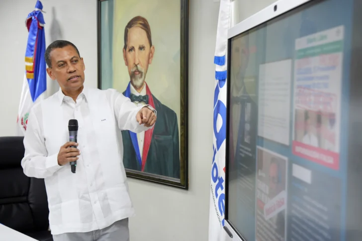 Guido Gómez Mazara muestra informe sobre el crecimiento de falsas noticias en las redes de internet