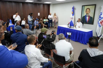 Guido Gómez Mazara muestra informe sobre el crecimiento de falsas noticias en las redes de internet