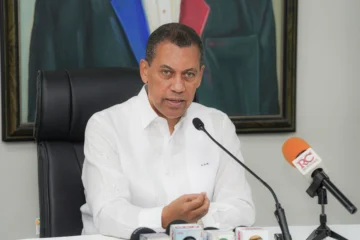 Guido Gómez Mazara muestra informe sobre el crecimiento de falsas noticias en las redes de internet