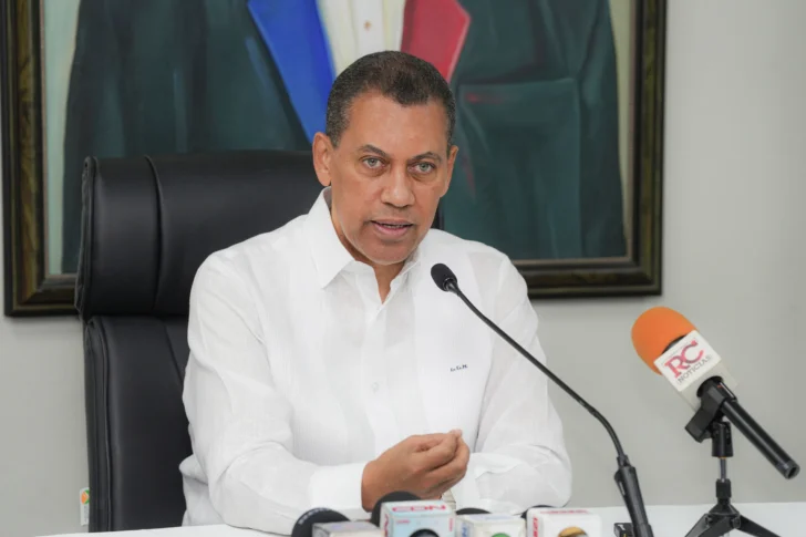 Guido Gómez Mazara muestra informe sobre el crecimiento de falsas noticias en las redes de internet