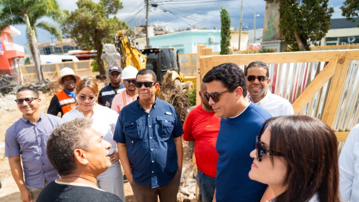 David Collado supervisa obras que ejecuta turismo en Higüey