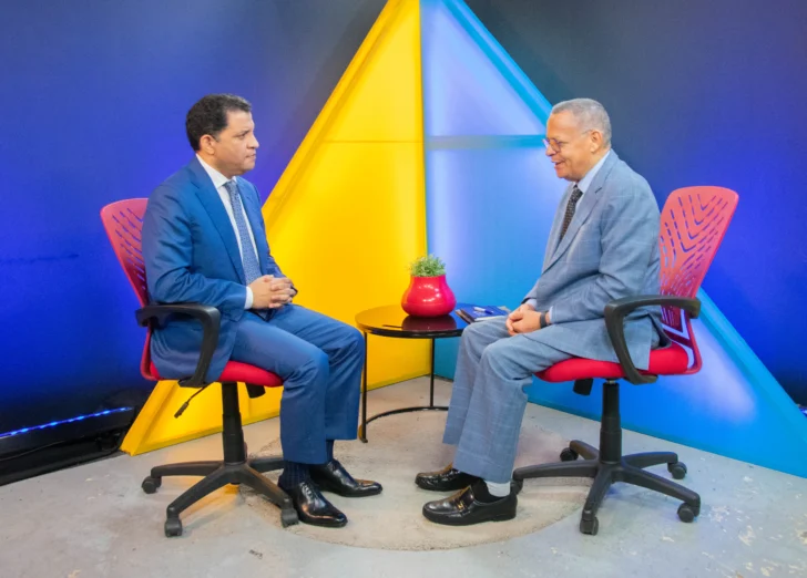  Juan Miguel Pérez, saciólogo, y el periodista Fausto Rosario Adames. Foto: ©️ Juan Antonio Guio. ACENTO.