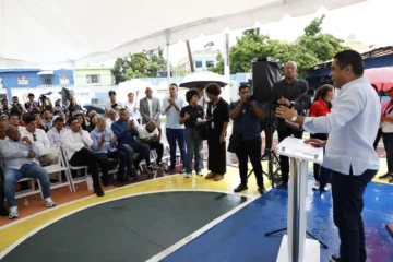 Kelvin Cruz inicia construcción de 11 multiusos en Santo Domingo Este