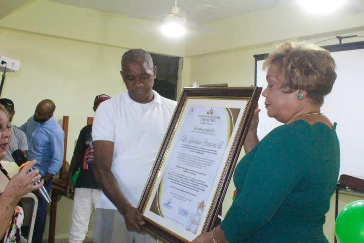 Entidades reconocen a la exdiputada Santana Leyba por lograr que La Victoria sea municipio 