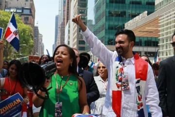  La asambleísta del Distrito 84.º del Bronx en Albany haciendo campaña junto al electo alcalde de la ciudad de Nueva York, llevando como bufanda la bandera dominicana. (Archivos del autor)