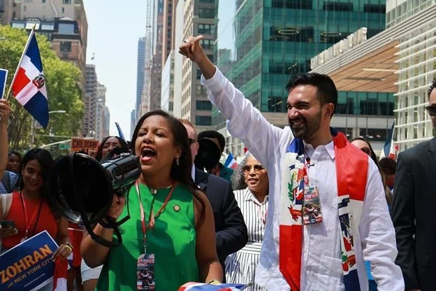  La asambleísta del Distrito 84.º del Bronx en Albany haciendo campaña junto al electo alcalde de la ciudad de Nueva York, llevando como bufanda la bandera dominicana. (Archivos del autor)