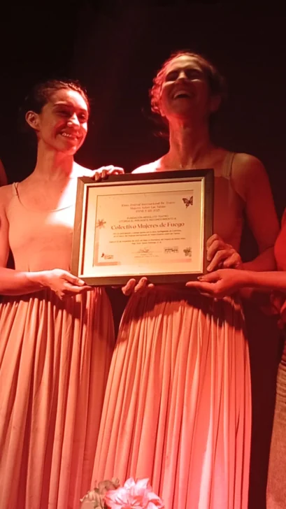  La directora Ariane Denault Lauzier, junto a la actriz Michelle Chaparro, recibe el reconocimiento.