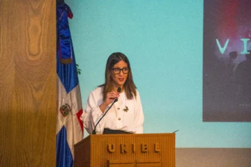  La rectora de Unibe, Odile Camilo Vincent, pronuncia las palabras de bienvenida de la puesta en circulación del libro ´La izquierda vista por si misma´, del director de Acento.com.do, Fausto Rosario Adames. (Osmil Crooke, Acento).