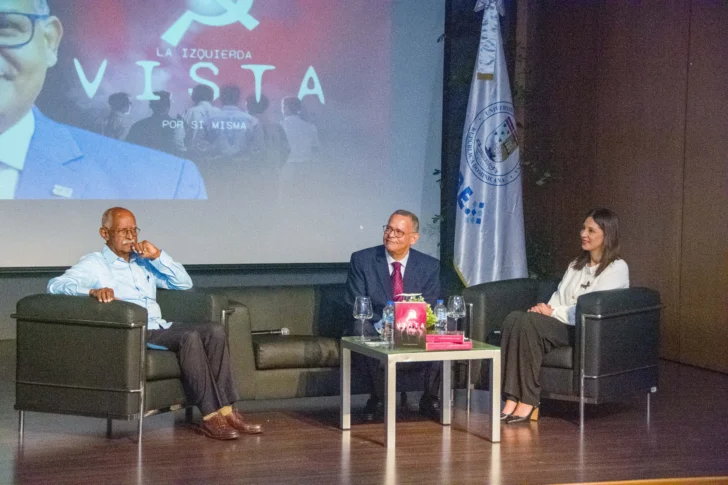  En la puesta en circulación del libro ´La izquierda vista por si misma´, el panel central integrado por César Pérez, sociólogo; Fausto Rosario Adames, autor, y Odile Camilo Vincent, rectora de Unibe. (Osmil Crooke, Acento).