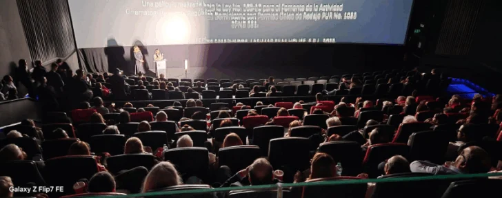  Las directoras del documental Colson. Renovarse o Morir, exhibido en premiere por Museo Bellapart, Fundación Jaime Colson y Larimar Films, en Caribbean Cinemas Downtown Center, hablan al público asistente al final de la proyección.
