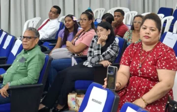 El escritor Enegildo Peña presentó sus dos obras más recientes en Santo Domingo