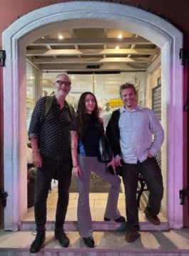  Los Bravú -Dea Gómez y Diego Omil- y el director de la galería a Lyle O. Reitzel Arte Contemporáneo.