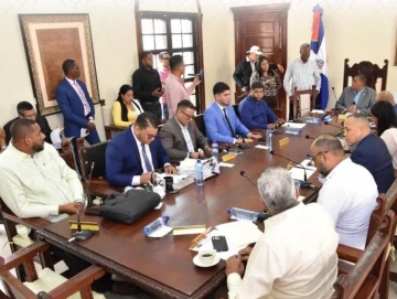 Ayuntamiento de San Francisco de Macorís declara tres días de duelo oficial por fallecimiento de Henry Hierro Ayuntamiento de San Francisco de Macorís declara tres días de duelo oficial por fallecimiento de Henry Hierro