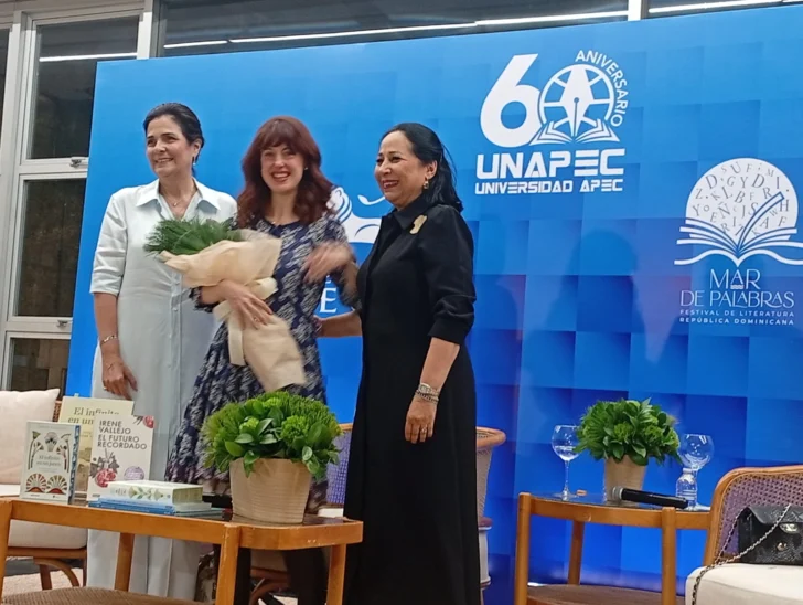  María Amalia León,Irene Vallejo y María Teresa Ruiz de Catrain.