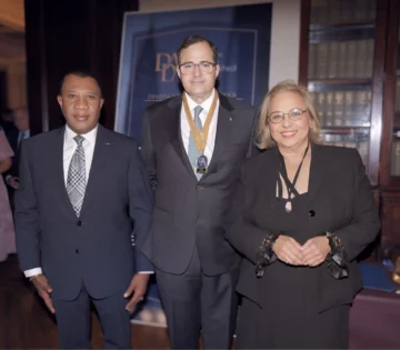  Mario Lebrón,  Steven Puig y María Khury.