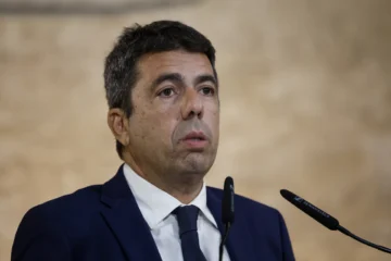 Dimite presidente regional de Valencia tras un año de protestas por su gestión en riadas Dimite presidente regional de Valencia tras un año de protestas por su gestión en riadas