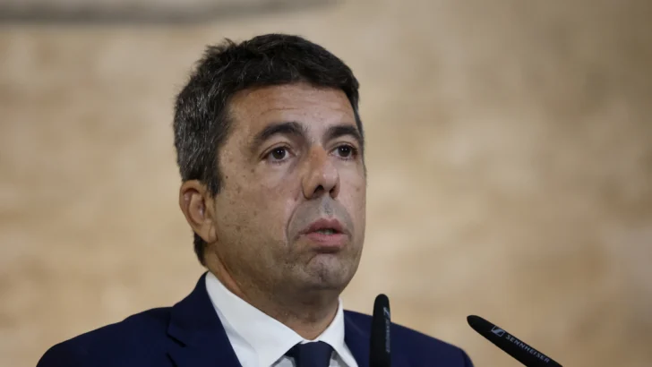 Dimite presidente regional de Valencia tras un año de protestas por su gestión en riadas