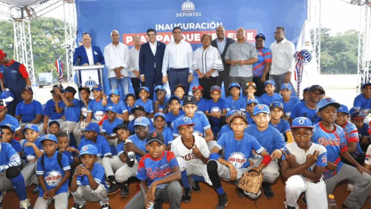 Ministerio de Deportes entrega remozado estadio de béisbol en el Parque del Este