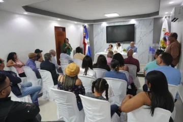  Minou Tavárez dando un testimonio .