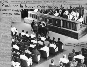  Momento en que el presidente Juan Bosch proclamó la Constitución del 29 de abril de 1963.