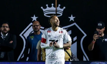 Neymar, de héroe a villano: marca y provoca penalti