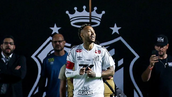 Neymar, de héroe a villano: marca y provoca penalti