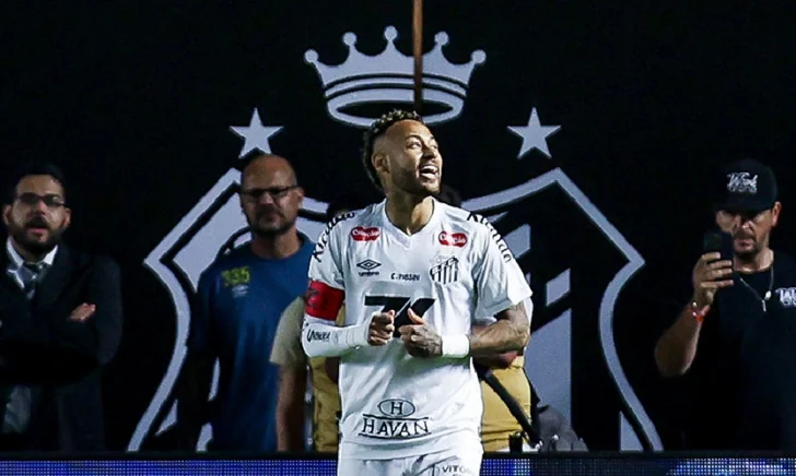 Neymar, de héroe a villano: marca y provoca penalti