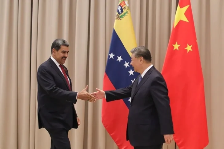  El presidente de Venezuela, Nicolás Maduro (i), saludando al presidente de China, Xi Jinping, durante una reunión en Moscú (Rusia). EFE/ Prensa Palacio de Miraflores