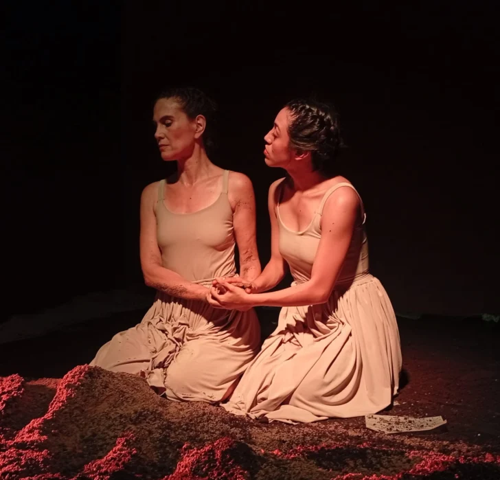  Nueva escena de La Pajarera, con Ariane Denault Lauzier y Michelle Chaparro en una interpretación destacada.