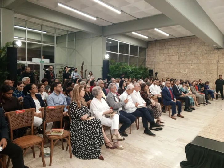  Parte del público que asistió al primer encuentro con la autora.