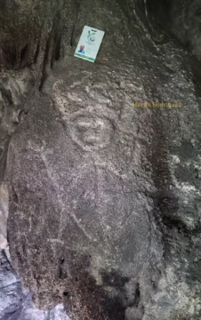  Petroglifos tallados en roca que revelan la huella milenaria de culturas pre-taínas y taínas, guardianes ancestrales de la historia insular. (Foto: Martín Rodríguez).