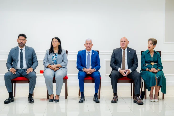 Senado reconoce aportes de Ernesto Veloz al desarrollo y fortalecimiento del turismo