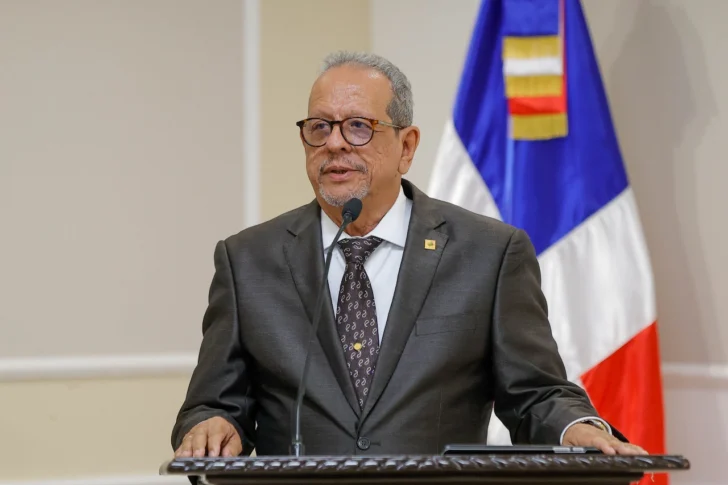 Senado reconoce aportes de Ernesto Veloz al desarrollo y fortalecimiento del turismo