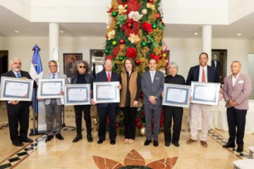  Radhamés Polanco (con gafas oscuras), cuando ganó el Premio de Teatro del Ministerio de Cultura 2022.