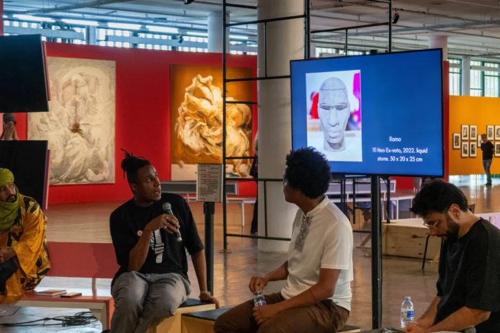  <br />Ramo y Denis Moreira de Vilanismo. En diálogo durante la Bienal. Foto de Ana Traümuller. 2025″ title=