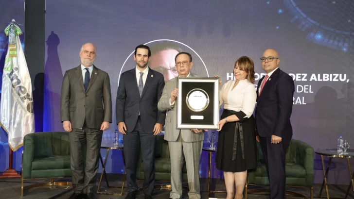 Foro Económico El Dinero reconoce a Valdez Albizu por su trayectoria y aportes a la RD