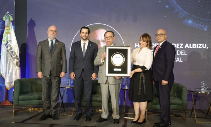Foro Económico El Dinero reconoce a Valdez Albizu por su trayectoria y aportes a la RD
