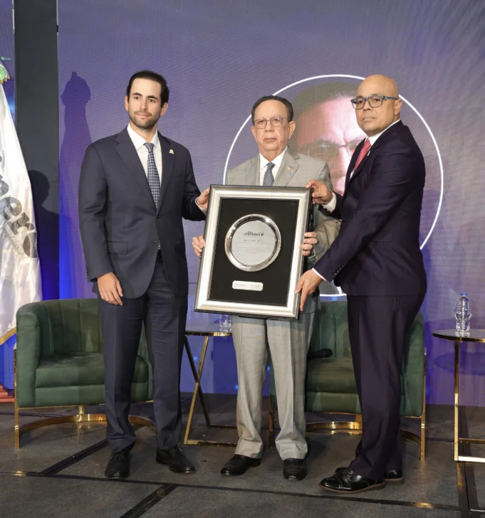 Foro Económico El Dinero reconoce a Valdez Albizu por su trayectoria y aportes a la RD Foro Económico El Dinero reconoce a Valdez Albizu por su trayectoria y aportes a la RD