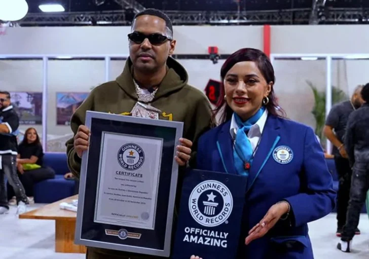 Alofoke recibe Récord Guinness por transmisión en vivo más larga con la segunda temporada de La Casa de Alofoke